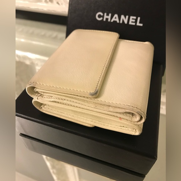 Authentic Chanel CC Logo White Caviar Leather Tri-Fold Compact Vintage Wallet - Picture 8 of 12